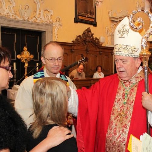 Bischof Ludwig Schwarz firmt 2011 in der Pöstlingbergkirche