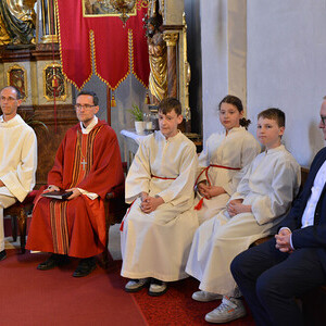 Firmspender Domkapitular Michael Münznzer, Seelsorger Wolfgang Schönleitner, Kommunionhelfer Reinhard Dobrezberger und Ministrant:innen