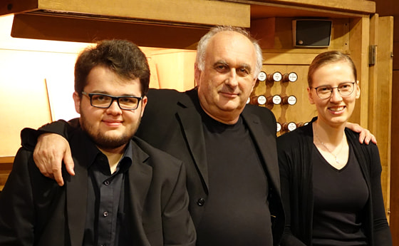 Domorganist Wolfgang Kreuzhuber mit seinen Registranten Florian und Renate