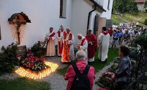 Neben den zwei Jägerstätter-Töchtern, weiteren Verwandten und Pfarrangehörigen nahmen die internationalen Pilger:innen an der Messfeier teil, die mit der traditionellen Lichterprozession zur Grabstätte von Franz und Franziska Jägerstätter abgeschloss