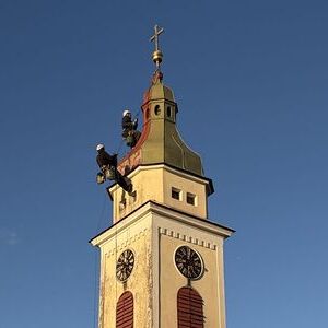 Die Spezialisten von Fa. Zambelli arbeiten in luftiger Höhe.  Fortsetzung folgt ...