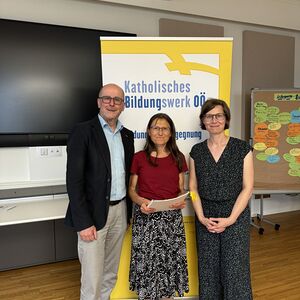 Christian Pichler, Leiter Katholisches Bildungswerk OÖ, Absolventin Michaela Vogelleitner, Lehrgangsleiterin Andrea Pirngruber