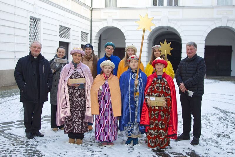 Sternsinger:innen der Pfarrgemeinde Linz Mariendom besuchten den Bischofshof und überbrachten ihre Segenswünsche an Bischof Manfred Scheuer und Generalvikar Severin Lederhilger.