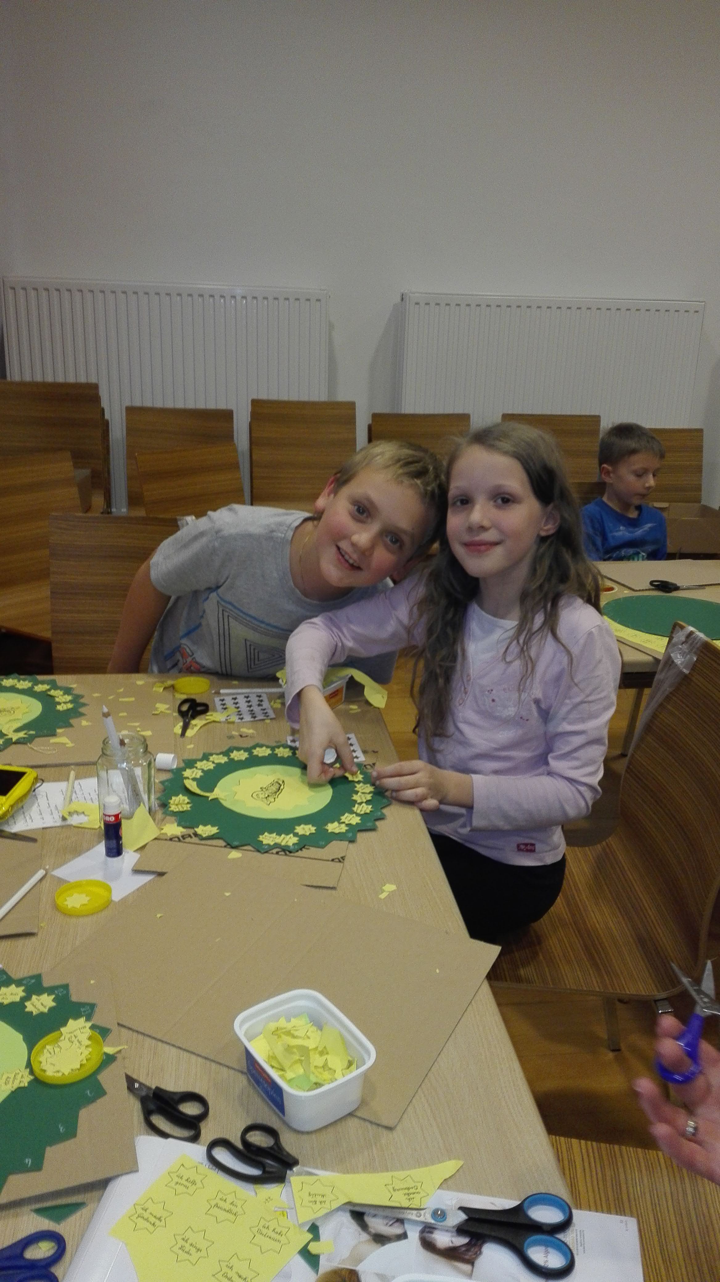 Auf dem Weg zum Licht machten sich einige Ministranten bei den Franziskanerinnen