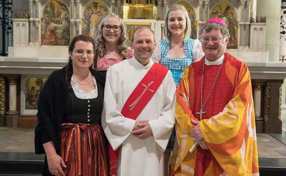 Fam. Neumüller mit Bischof Manfred Scheuer