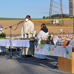 Am Vorplatz der Mehrzweckhalle