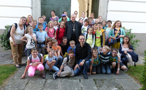 Die Bad Ischler MinistrantInnen bei Bischof Schwarz. © Pfarre Bad Isch