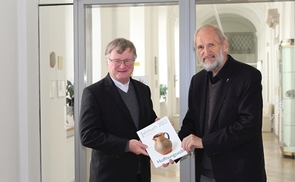 Jahrbuch-Herausgeber Wilhelm Vieböck (re) überreicht Bischof Manfred Scheuer das neue Jahrbuch