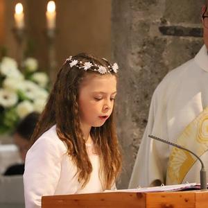 Nach der Kommunion sprechen die Kinder ein Dankgebet.