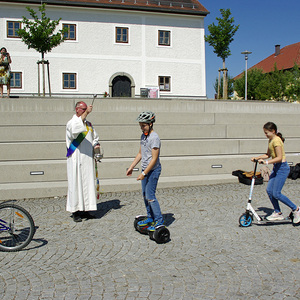 Fahrzeugsegnung und Stehkaffee