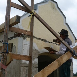 Sofort wird die Rundumspange verputzt.