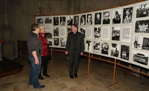 André Vogel (Friedensbibliothek Berlin), Jägerstätter-Biografin Erna Putz und Bischof Manfred Scheuer vor den Ausstellungstafeln zu Franz Jägerstätter.