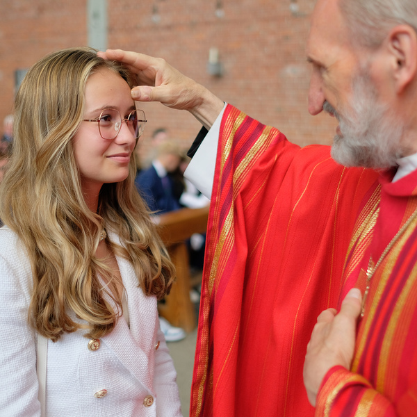 Mädchen wird gefirmt