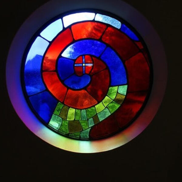 Hundertwasser-Fenster 'Lebensspirale' in der Hundertwasserkirche in Bärnbach