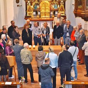 Der Lehrgang Kulturgutpflege besuchte im Rahmen seines Jahrestreffens die Pfarrgemeinde Pollham, um dort die gelungene Kirchenrenovierung und die künstlerische Neugestaltung des Altarraums durch die Künstlerin Judith Fegerl zu besichtigen. Vertreter: