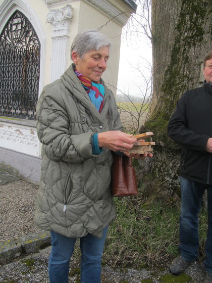 Pilgerbegleiterin Theresia Schön beim Brotbrechen und -teilen                          