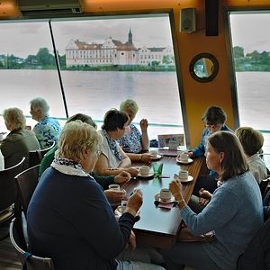 Kaffee und Kuchen am Schiff