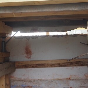 Die ersten Zentimeter des Anhebens werden sichtbar.