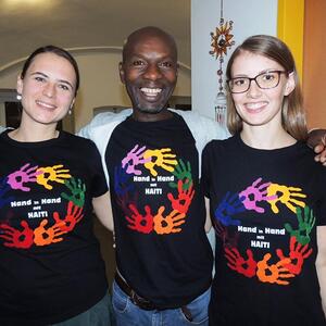 Hand in Hand mit Haiti