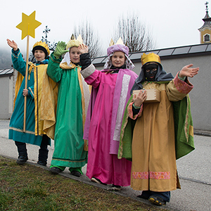 Sternsinger in Kirchdorf an der Krems:60 Kinder und 2 Gruppen Erwachsene besuchen in Kirchdorf 20 Gebiete am Samstag, Montag und Dienstag. 'Mehr als 100 Personen sind in unserer Pfarre an der Dreiköngis-Aktion beteiligt. Das ist schön, dass sich so 