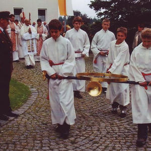 Ministranten nehmen das Kreuz