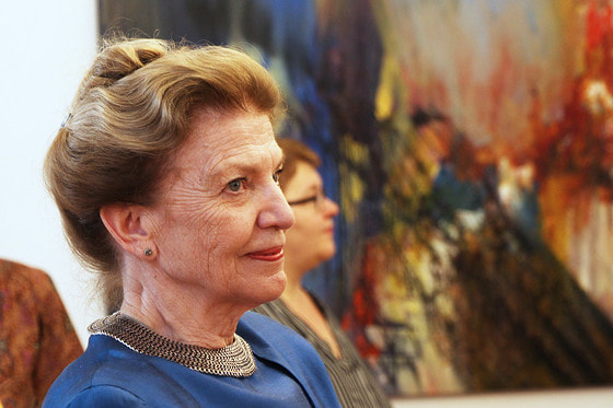 Künstlerin Ernestine Tahedl bei der Ausstellungseröffnung im Linzer Bischofshof.