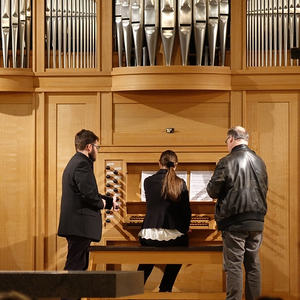 Birgit Weberndorfer mit Orgellehrer Heinz Reknagel an der Kögler-Orgel in der Autobahnkirche Haid
