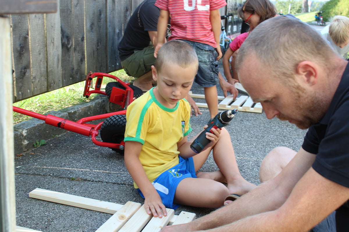 Vater und Sohn beim Bau eines Schwedenstuhls