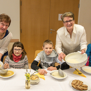 Suppenessen zum Familienfasttag im Pfarrheim Kirchdorf/Krems