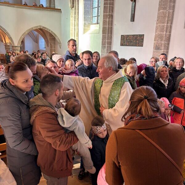 P. Arno segnet die Kinder