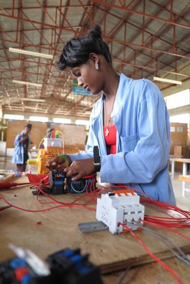 Junge Solartechnik-Studentin in Äthiopien