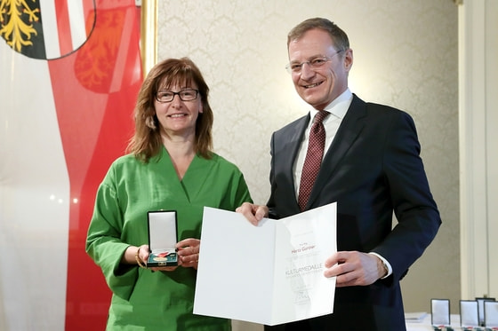 LH Thomas Stelzer verlieh Herta Gurtner die Kulturmedaille des Landes OÖ.