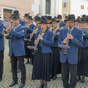 Dankefest in der Pfarre Kirchdorf an der Krems, BIld: Die Stadtkapelle überrascht mit einem Ständchen