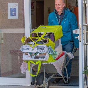 Ambros Gruber transportierte die Crepes-Maker mit der Scheibtruhe