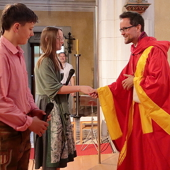 Amelie und Sebastian begrüßen Regens Michael Münzner