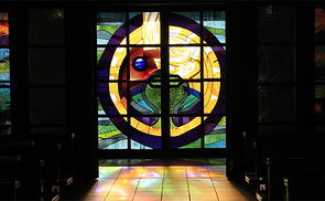 Schöpfungstür: Eingangsportal der Pfarrkirche Hagenberg