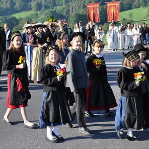 Kinder der Trachtengruppe beim Einzug in die Kirche
