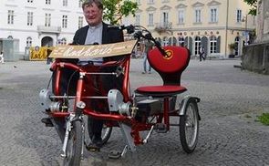 Bischof Manfred Scheuer testet das neue Spezialfahrrad von 'Radhaus für Viele Leute'