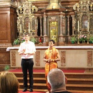 P. Sanju Georg SJ wird von P. Johannes Herz SJ eingeführt.