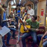 Lange Nacht der Kirchen.JamTram, JugendKirche On TourDeine Sonderfahrt zwischen Hauptbahnhof und Mühlkreisbahnhof. Jugendbands/Chöre musizierenaus dem „Liederberg_3“ in der Straßenbahn. Du als Fahrgast bist dazu eingeladen mitzusingen, zu klatsc