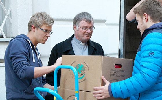 Manfred Scheuer beim Entladen seines Hab und Guts