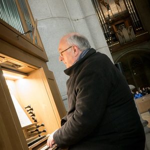 Domorganist Wolfgang Kreuzhuber an der Chororgel