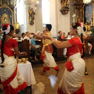 P. Sanju George zur Gabenbereitung in der Eucharistiefeier