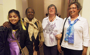 Monika Aufreiter mit Patenkindern aus der indischen Schule der Stadt Varanasi am Ganges.© Blindenapostolat