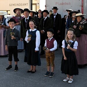 Die Trachtengruppe Inzersdorf, sowie die Trachtengruppenkinder