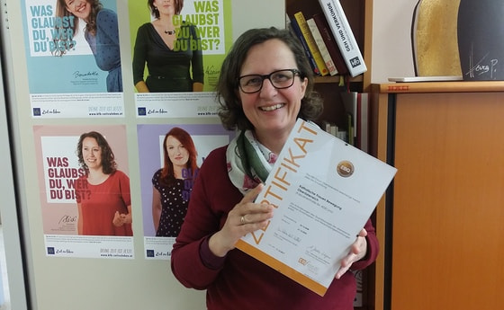 Bildungsreferentin Mag.a Susanne Lammer mit dem erneuerten Zertifikat