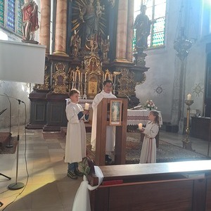 Die Ministranten beim Evangelium