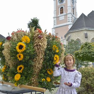 „Vieles in unserem Leben hat mit Erntedank zu tun“, so die Kirchdorfer Pastoralassistentin Bernadette Hackl. Beim Erntedankfest wurde die Erntekrone vor dem Pfarrhof durch Pfarrer P. Severin Kranabitl gesegnet und dann in die Kirche getragen. Der Got