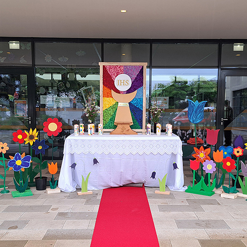 Altar des Kinderliturgiekreises bei der Schule