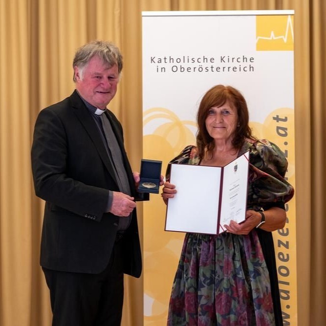 Severin-Medaille: Marianne Damböck (Waldneukirchen); Verleihung der diözesanen Ehrenzeichen Florian- und Severin-Medaille